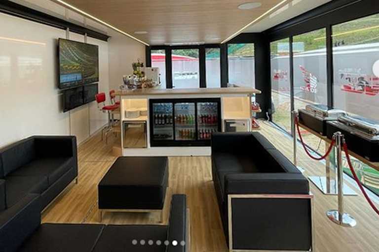 Der Innenraum der Hospitality Lounge