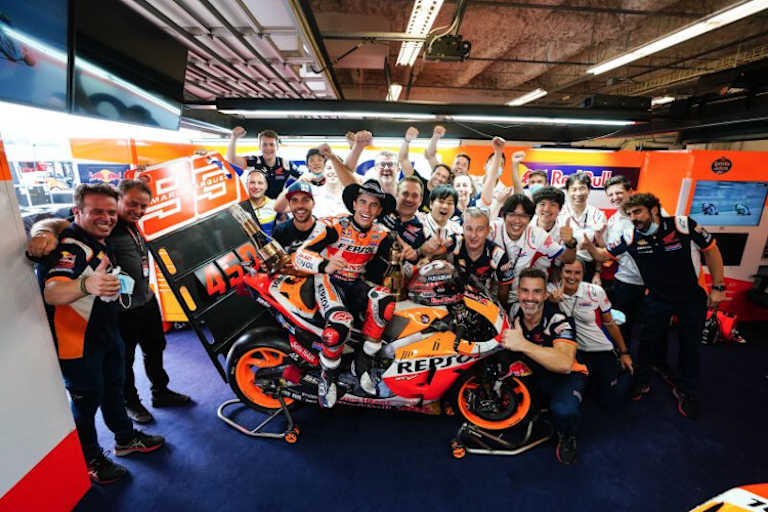 Marc Márquez sorgte für Jubel: Erinnerungsbild in der Repsol-Honda-Box zum 450. Podium