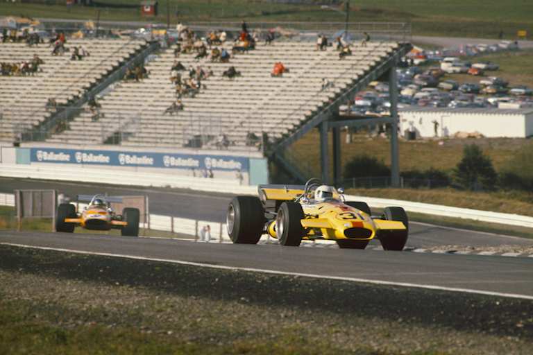 Der US-Amerikaner Gus Hutchison mit einem Brabham BT26-Ford vor dem Engländer Peter Gethin (McLaren M14A-Ford)