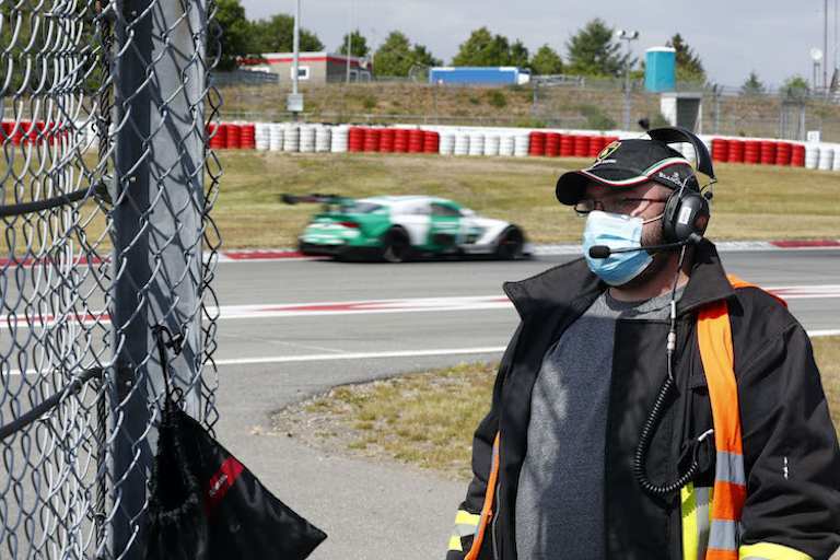 Auch Fotografen tragen Mundschutz