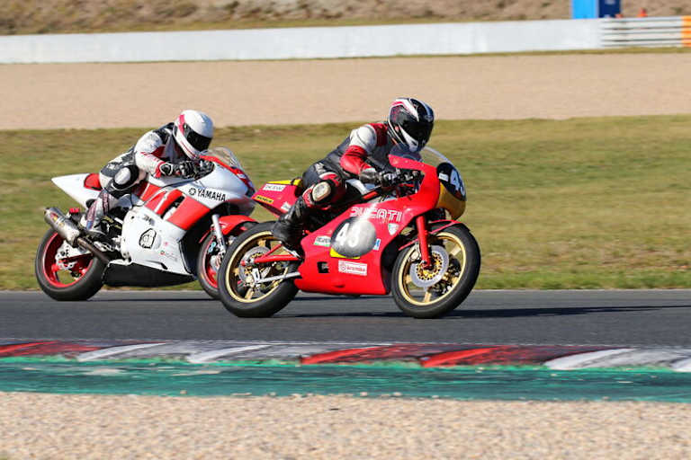 Fight der Generationen: SuperclassiX-R6 und ClassiX-Ducati