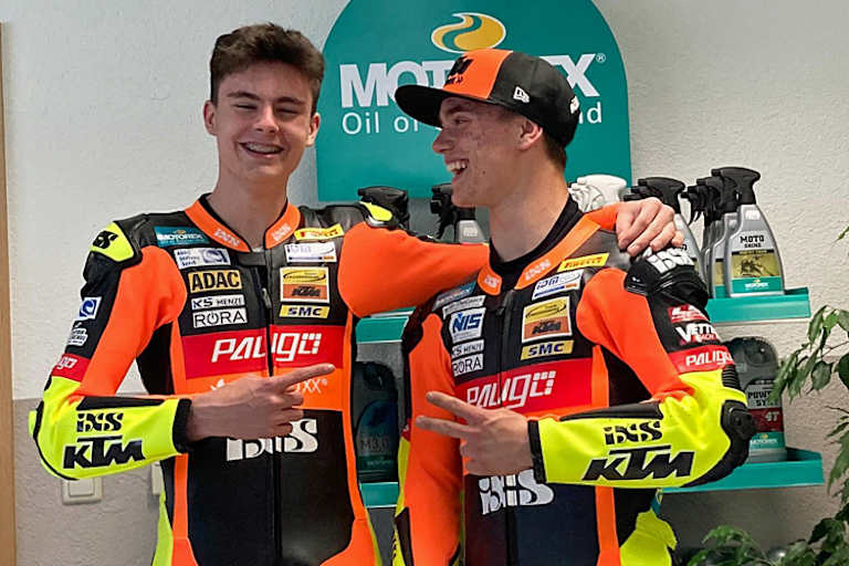 Lennox Lehmann und Dirk Geiger mit neuem Outfit (v.li.)