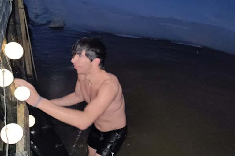 Alessandro Zetti scheute nicht den Sprungs ins eiskalte Wasser