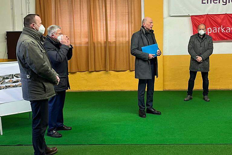 Minister Tiefensee (2.v.re.) bringt den Scheck vorbei