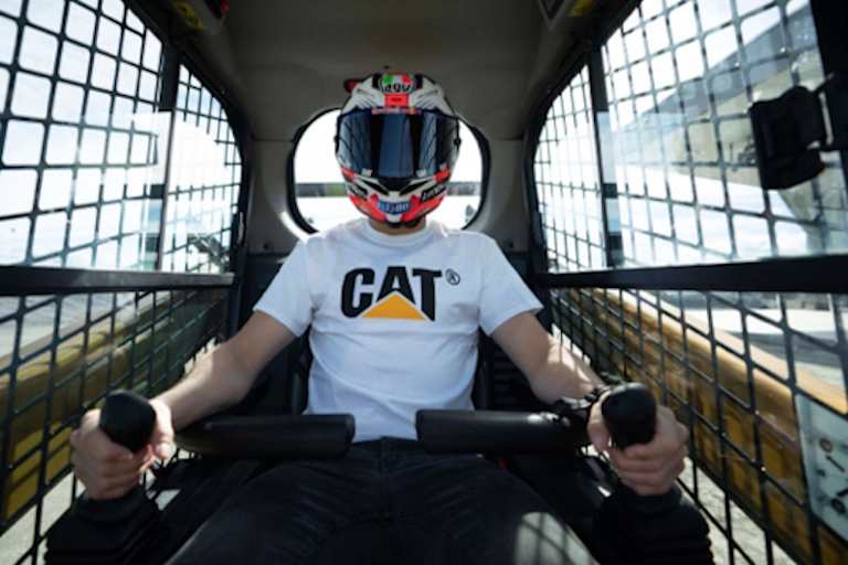 Danach legte der Ducati-Star gut geschützt selbst Hand an