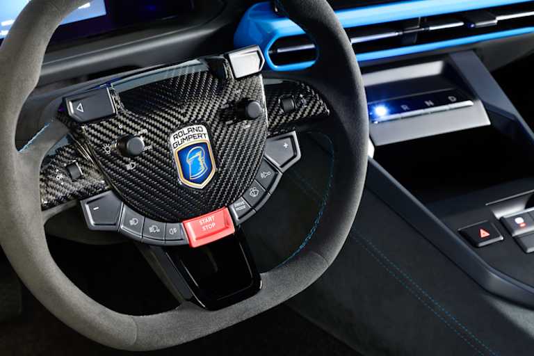 Auch der Innenraum lässt sofort erkennen – das ist ein echter Sportler