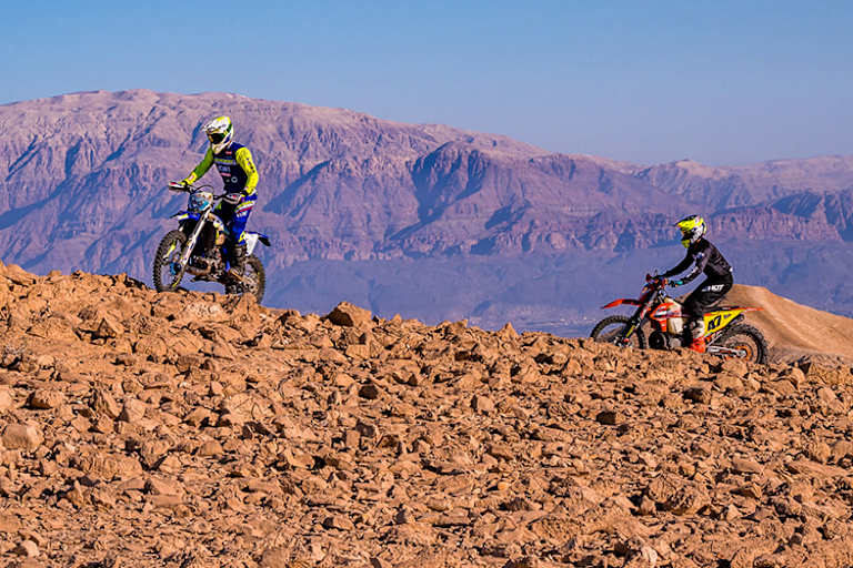Die Steinwüste bietet extrem steile Auf- und Abfahrten