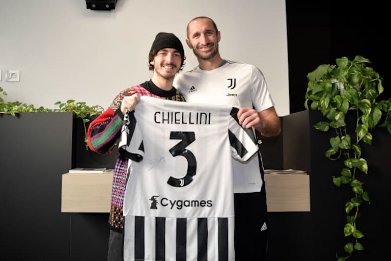 Giorgio Chiellini übergab Pecco ein Trikot 