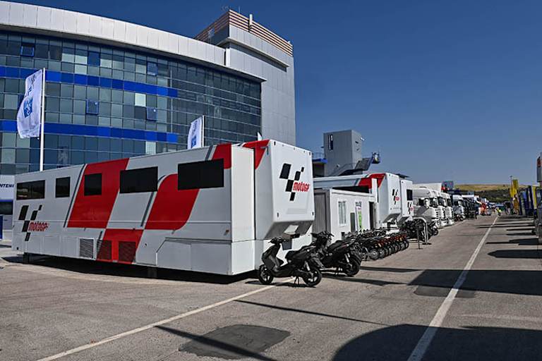 Jerez-Paddock im Juli 2020: Kaum Menschen zu sehen, auch wegen der Hitze