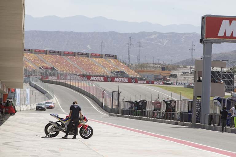 Direkt hinter der Rennstrecke beginnen die Anden