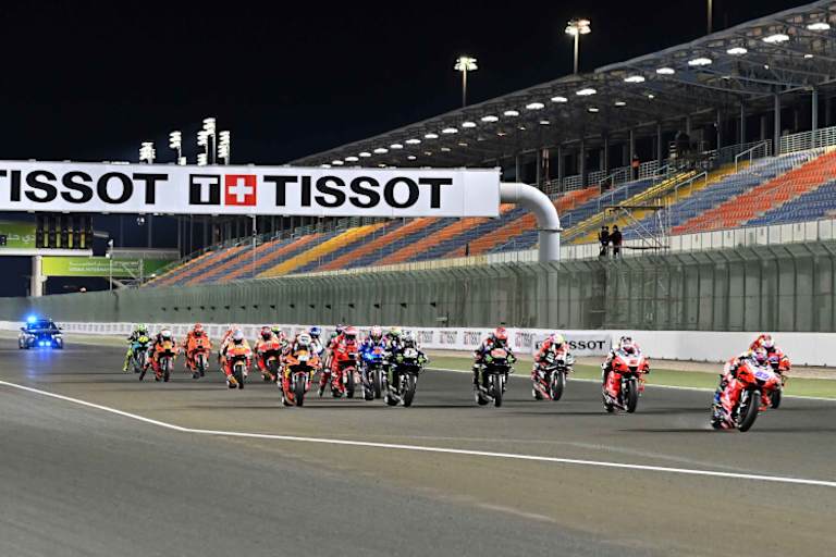 Start zum Doha-GP: Oliveira schiebt sich ganz links nach vorne