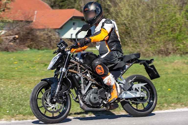 Der neue Gitterrohrrahmen ist unlackiert, die vordere Motoraufhängung mit Alustrebe ist ebenfalls neu