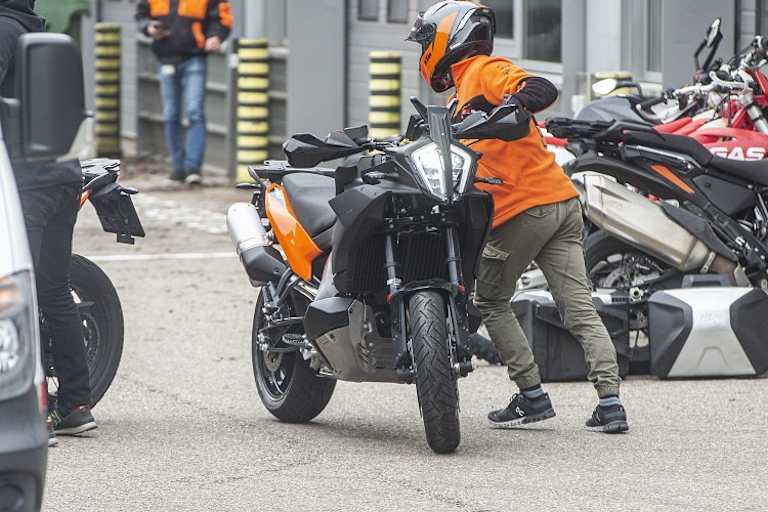 Rahmen und Motor der zweiten Maschine sind völlig anders als an der aktuellen KTM RC390 - wir haben einen Prototypen erwischt