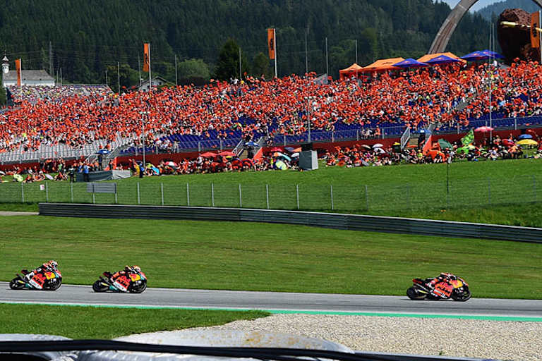 Die KTM-Tribüne gestern in Spielberg während des Moto3-Rennens