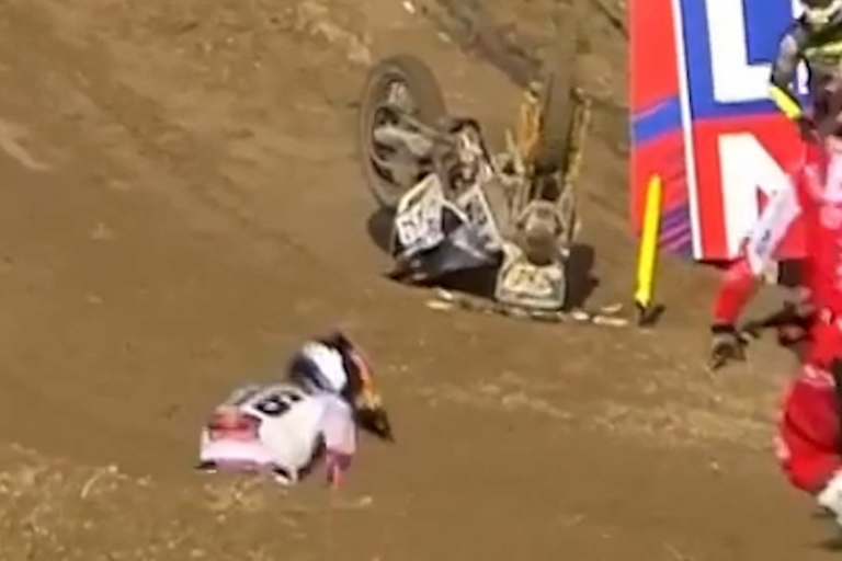 Längenfelder am Boden, im Hintergrund steht van de Moosdijks Husqvarna kopfüber neben der Strecke