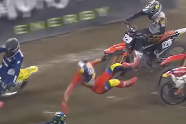 Jett Lawrence flog nach dem Start zum Vorlauf heftig ab