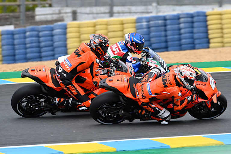 Rad-an-Rad-Kämpfe: Lecuona (innen) neben Petrucci und Alex Márquez