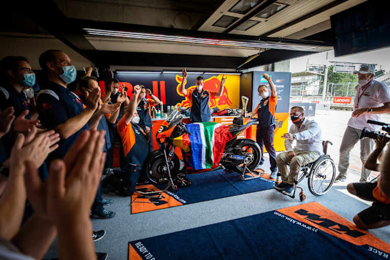 Strahlende Gesichter bei KTM in Brünn 2020: Erster Sieg dank Binder