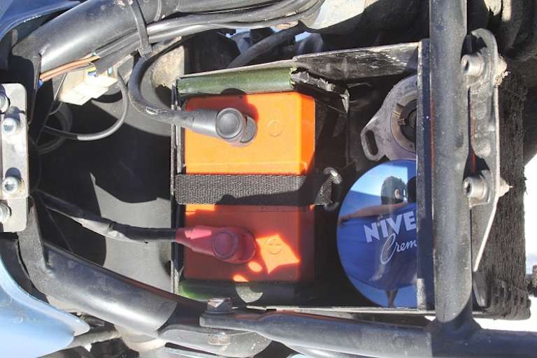 Lithium-Ionen-Akkus sind nicht nur leicher, sondern auch kleiner, was im Falle der BMW eine Vergreösserung des Werkzeugfachs ermöglichte