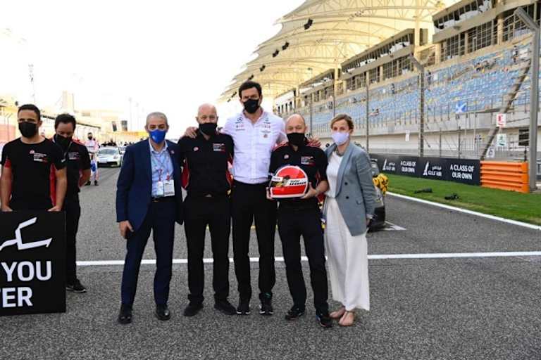 Startaufstellung-Gedenkminute mit den Wolffs und Sherif Al Mahdy, kaufmä#nn. Direktor BIC