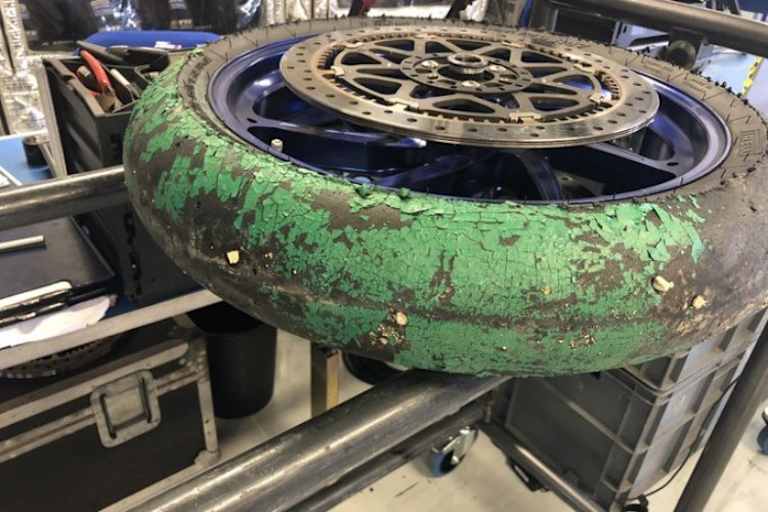 Der Vorderreifen war nach dem Sturz ganz grün