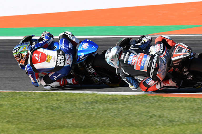 Ein Gerangel: Tom Lüthi vor Schrötter