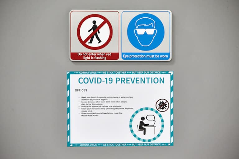 Im ganzen Werk hängen Warnschilder