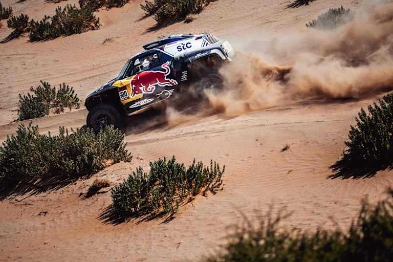 Carlos Sainz holt auf