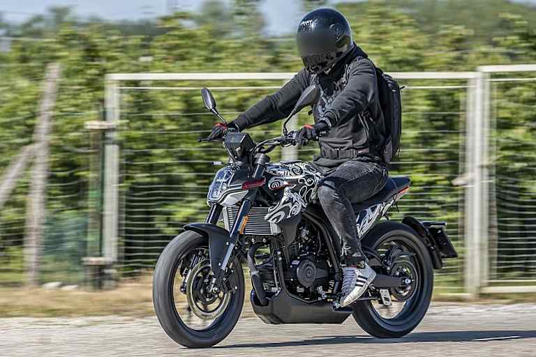 Auch das Stummelheck wurde vom 2018 gezeigten Konzeptmotorrad übernommen