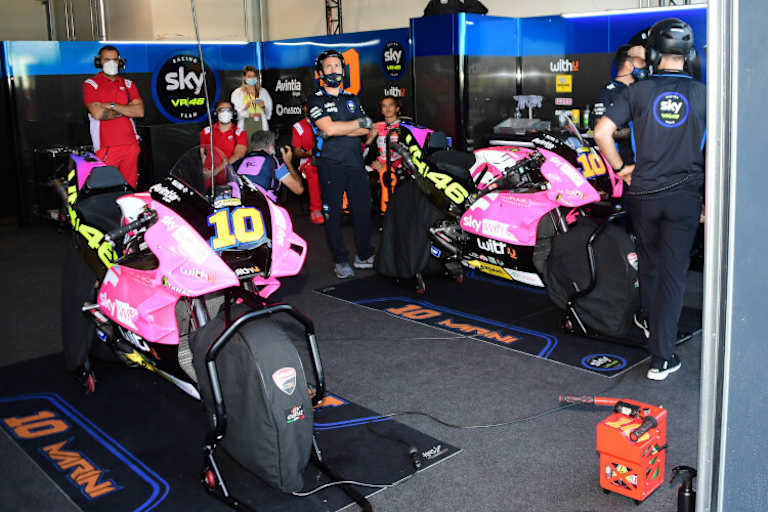 Luca Marini und Sky VR46 Avintia sorgen zusätzlich für einen pinken Farbtupfer