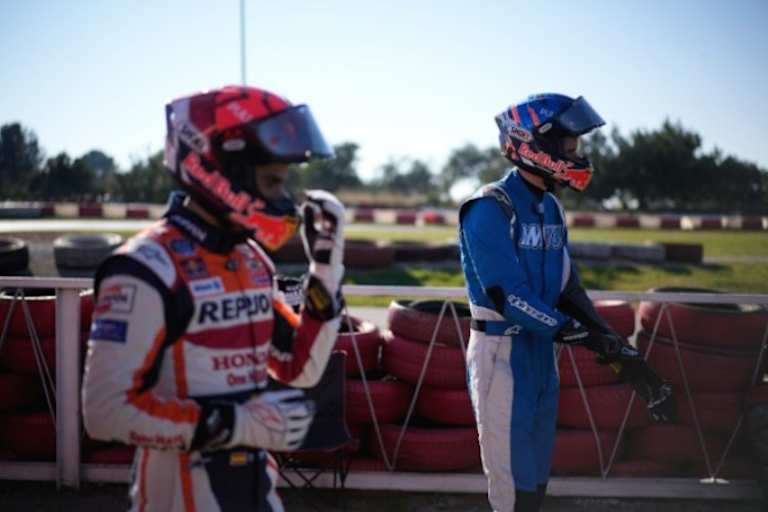 Die Márquez-Brüder Marc und Alex haben ein Abkommen mit Carlos Gil, Geschäftsführer der Strecke in Vendrell, abgeschlossen