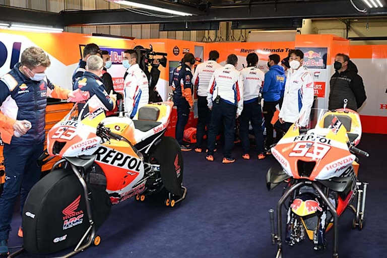 Riesenandrang von Honda-Ingenieuren in der Márquez-Box