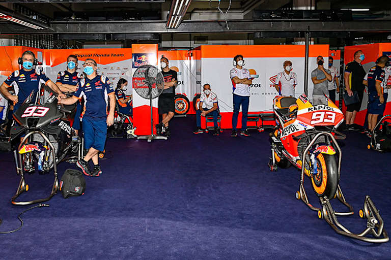 Die Box von Marc Márquez: Ein Bike von 2021 (rechts), dazu der 2022-Prototyp
