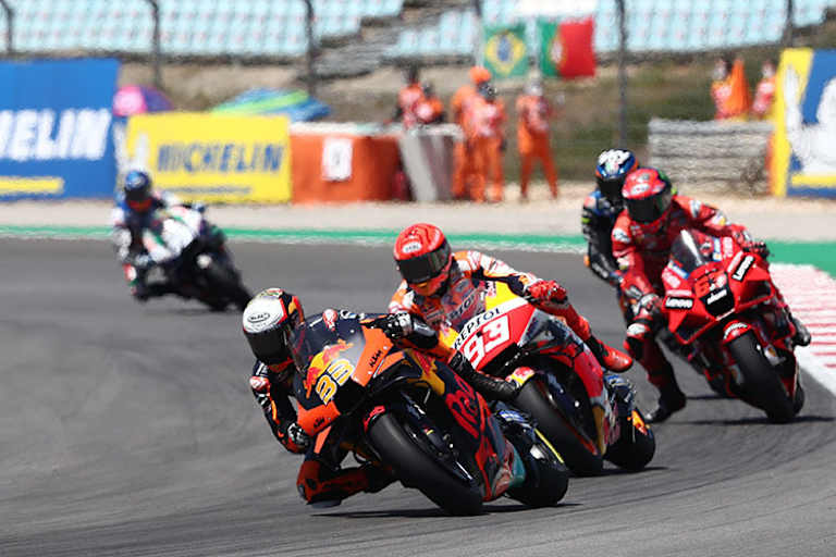Fight in den Top-Ten: Brad Binder (33) vor Marc Márquez und Bagnaia