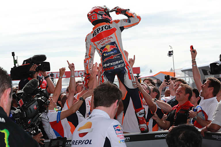 Marc Márquez jubelte 2019 in Termas de Río Hondo, Rossi wurde mit 9,8 sec Rückstand Zweiter