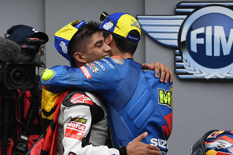 Im Parc Fermé: Sieger Jorge Martin und Joan Mir (Platz 2) umarmen sich