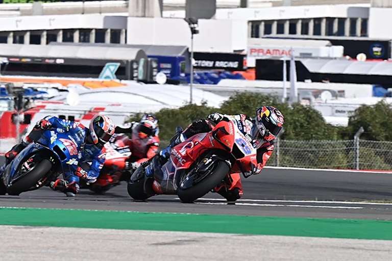 Jorge Martin (89) in Portimão vor Alex Rins und Johann Zarco