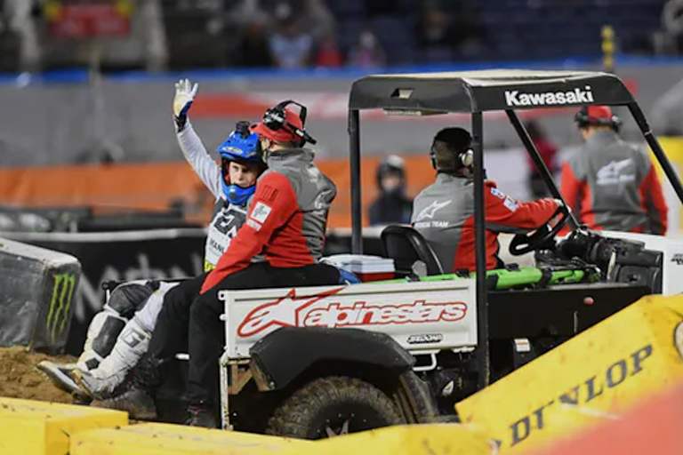 Alex Martin wird aus dem Stadion gefahren