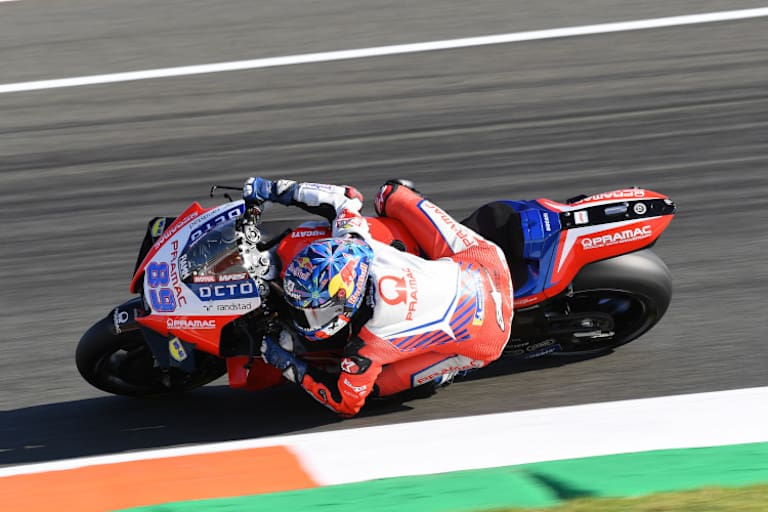 Jorge Martin mit Spezial-Helm auf Pole-Kurs