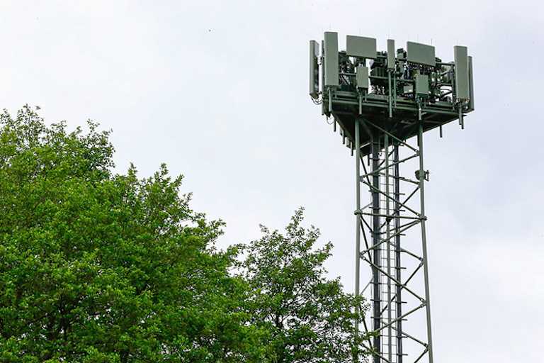 Der neue 5G-Mobilfunk-Mast vor dem Fahrerlager