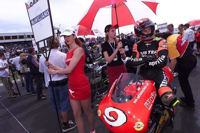 Jeremy McWilliams (9) auf der Pole-Position in Phillip Island 2002 auf der V3-Modenas