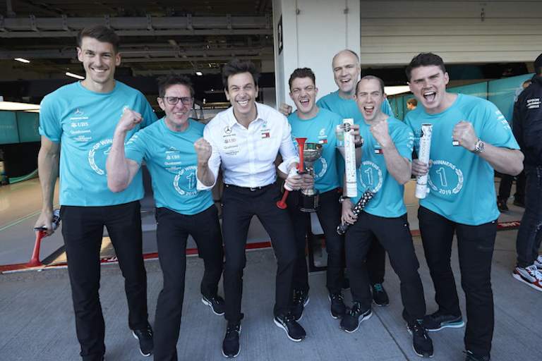 Andrew Shovlin (Zweiter von links) und Toto Wolff (im weissen Hemd) in Suzuka 2019