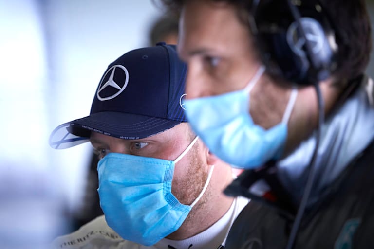 Alle tragen Schutzmasken