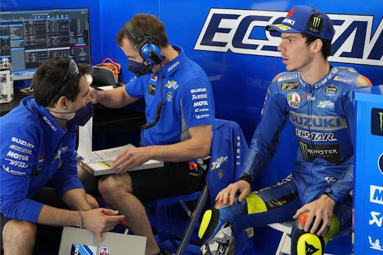 Blick in die Box: Claudio Rainato im Gespräch mit Joan Mir, dahinter Tom O’Kane 