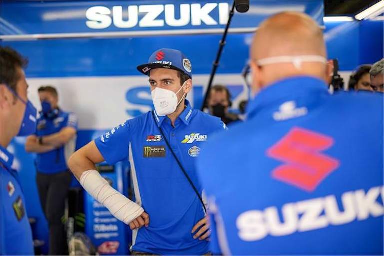 Alex Rins mit Gips am rechten Arm