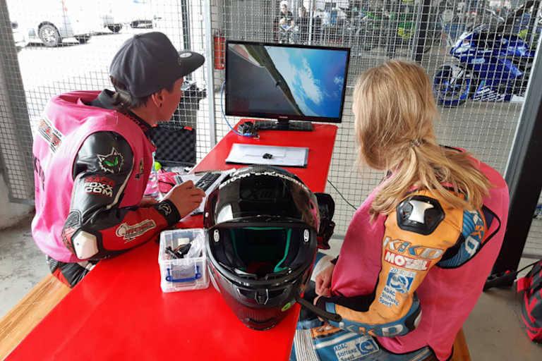 Lucy Gllöckner (li,) zeigt Lucy Michel, wo es langgeht