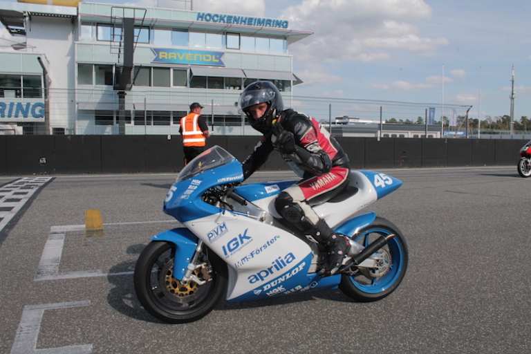 Aprilia-Pilot Mike Vökt gewann den ersten Lauf in der GP250-Klasse und belegte dann den 2. Platz 