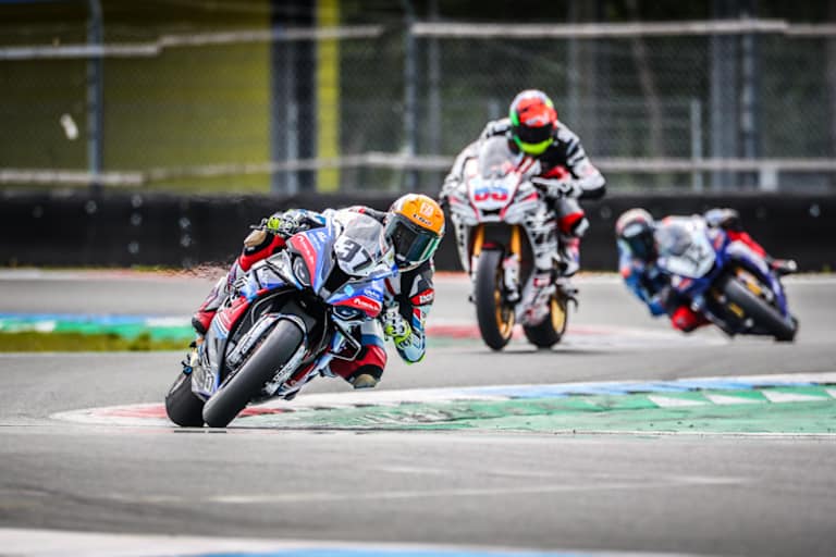 Ilya Mikhalchik führt