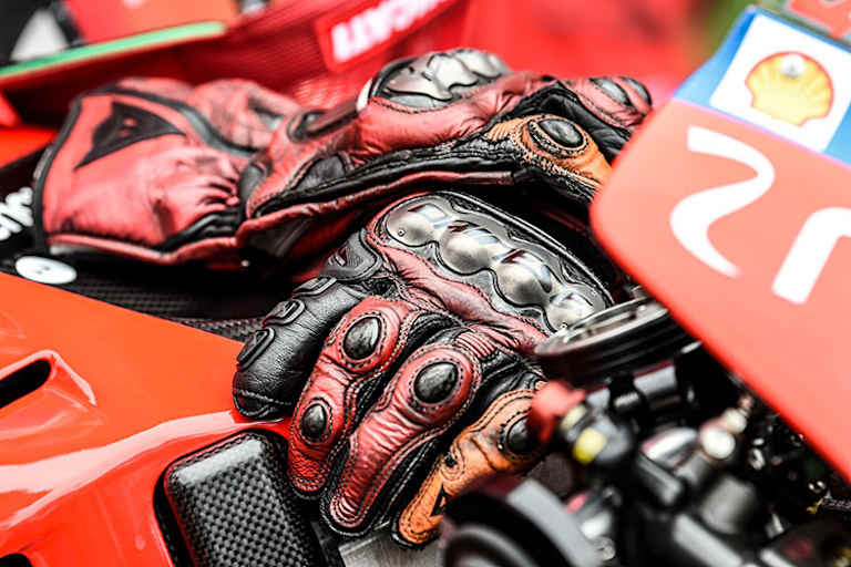 En Blick auf die Dainese-Handschuhe von Jack Miller