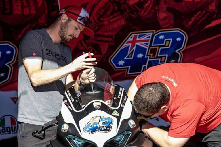 In der ASBK muss auch ein MotoGP-Star Werkzeug in die Hand nehmen